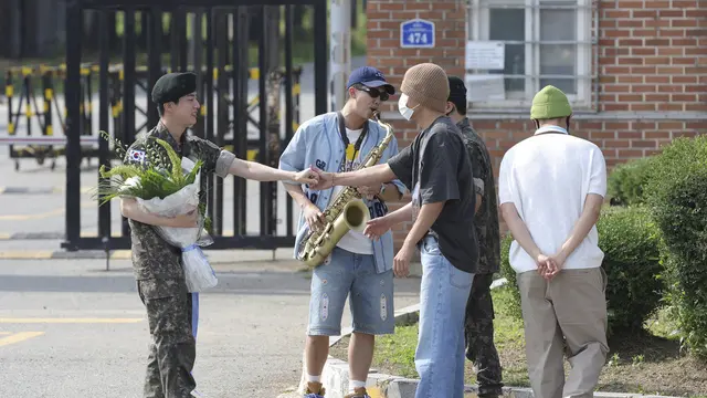 Jin BTS lulus wamil. (Im Byung-shik/Yonhap via AP)