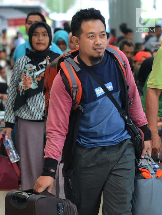 Calon penumpang membawa barang bawaan di Stasiun Pasar Senen, Jakarta, Rabu (29/5/2019). H-7 Lebaran, Stasiun Pasar Senen mulai dipadati penumpang yang ingin mudik ke kampung halaman masing-masing. (merdeka.com/Imam Buhori)