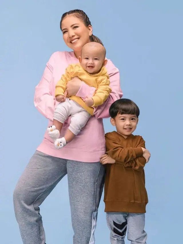 Tya Ariestya dan kedua anaknya.