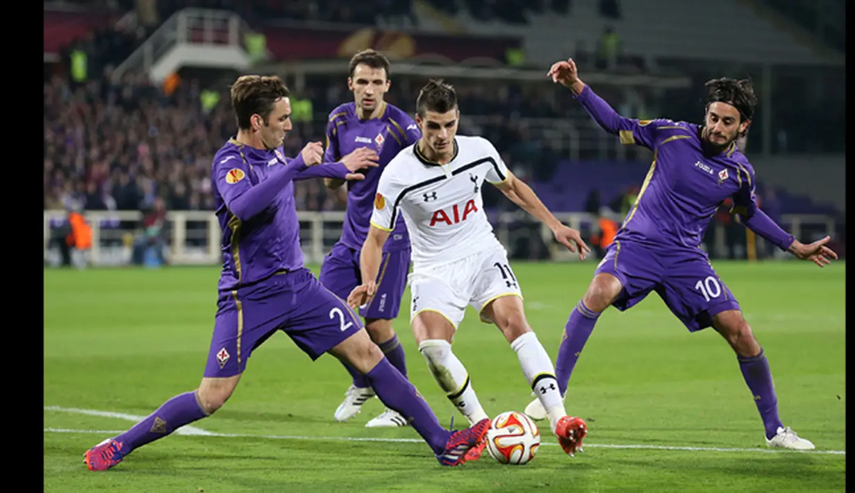 Gelandang Tottenham, Erik Lamela berusaha membawa bola dari kejaran tiga pemain Fiorentina di laga Liga Europa leg kedua di Stadion Artemio Franchi, Italia (26/2/2015). Fiorentina menang 2-0 atas Tottenham Hotspur. (Reuters/Carl Recine)