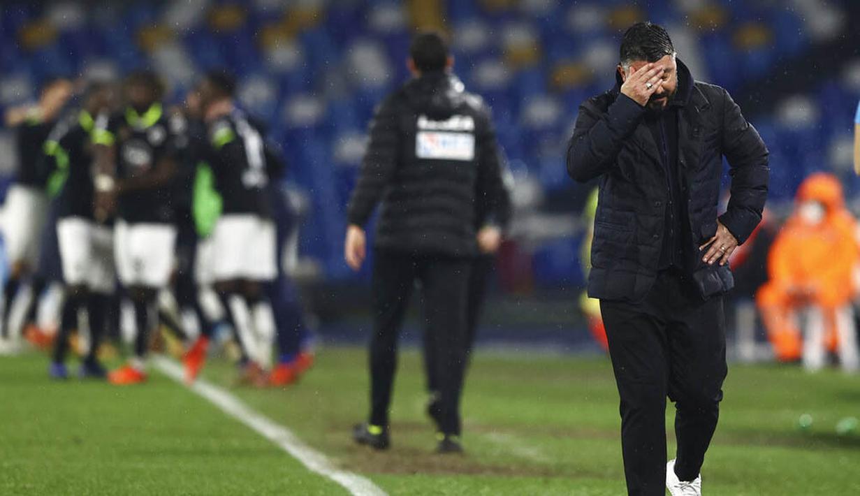 Pelatih Napoli, Gennaro Gattuso, tampak kecewa usai ditaklukkan Spezia pada laga Liga Italia di Stadion Diego Armando Maradona, Rabu (6/1/2021). Napoli takluk dengan skor 1-2. (Alessandro Garofalo/LaPresse via AP)