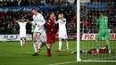 Pemain Swansea City, Alfie Mawson berselebrasi setelah mencetak gol ke gawang Liverpool dalam lanjutan Premier League di Stadion Liberty, Selasa (23/1). Swansea City menjadi penjegal Liverpool meneruskan rekor tanpa kalah. (Nick Potts/PA via AP)