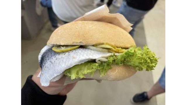 7 Potret Jajanan Gagal Masak yang Dibeli di Stadion Sepak Bola, Bikin Elus Dada