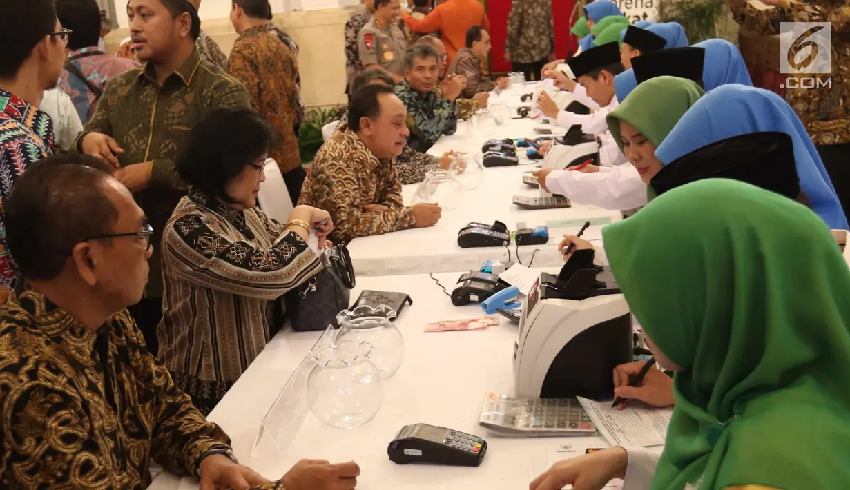 Sejumlah pejabat melakukan pembayaran Zakat di Istana Negara, Jakarta, Senin (28/5). Sekitar 300 pejabat kementerian/lembaga tinggi negara dan direksi BUMN melakukan pembayaran zakat melalui Baznas . (Liputan6.com/Angga Yuniar)