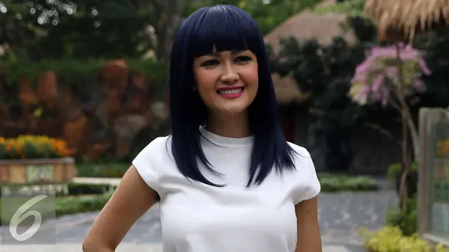 Kaus Basah Julia Perez di Air Terjun Kalahkan Seksinya Bikini