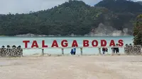 Tersembunyi di lereng Gunung Galunggung, Kabupaten Tasikmalaya, keberadaan Kawah Talaga Bodas, yang berada di Kecamatan Wanaraja, Garut, Jawa Barat ini, menyimpan sejuta pesona alam yang indah. (Liputan6.com/Jayadi Supriadin)