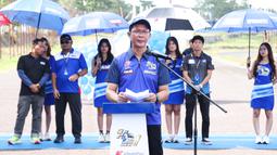 Sambutan dari Division Head CS Service & Motorsport YIMM, Johannes B.M.Siahaan pada acara pembukaan Yamaha Cup Race Seri 1 yang bertempat di Sirkuit Puncak Mario, Kabupaten Sidrap, Sulawesi Selatan. (Bola.com/Abdul Aziz)