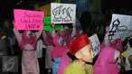 Sejumlah anak kecil mengumandangkan takbir sambil berkeliling di kawasan tanah abang, Jakarta,Selasa (5/7) Bagi Umat Muslim Indonesia mengumandangkan Takbir ialah sebagai suatu tanda menyambut hari Raya Idul Fitri 1437 Hijriah. (Liputan6.com/Helmi Afandi)
