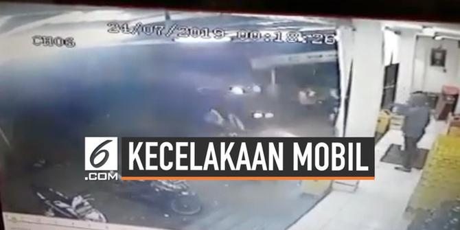 VIDEO: Rekaman Mobil Tabrak Tukang Parkir dan Penjual Cuanki