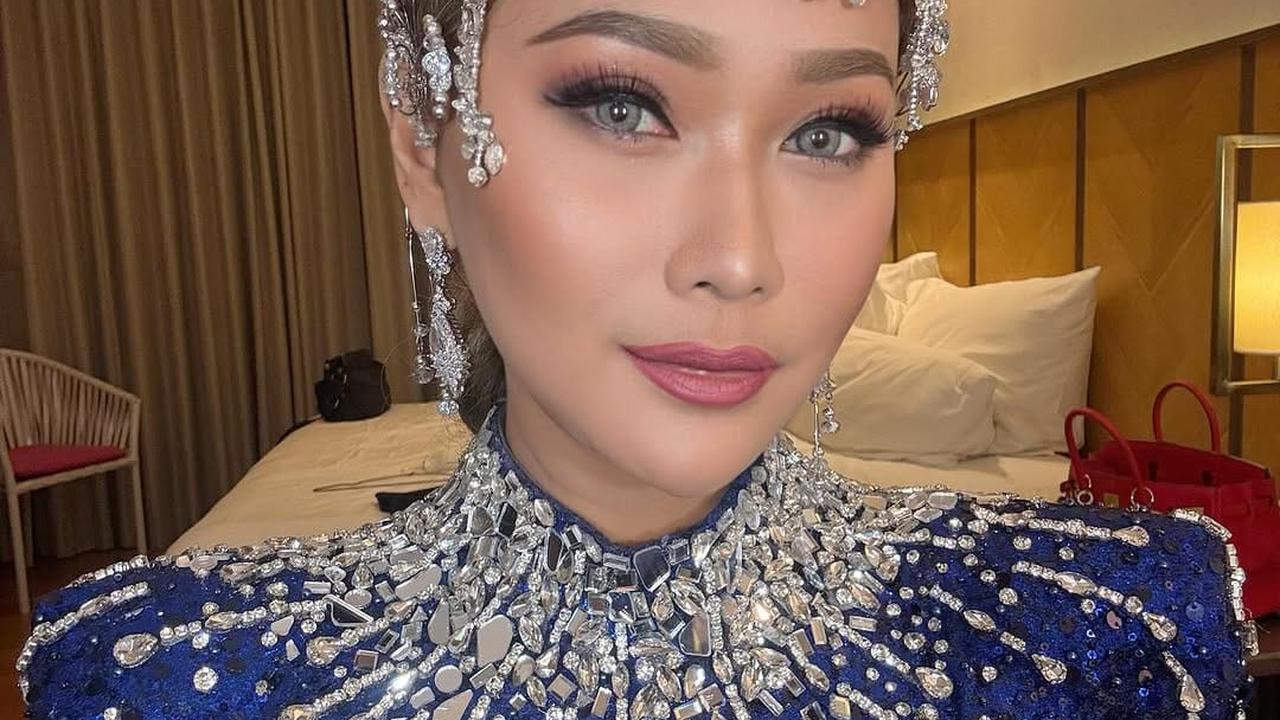 5 Gaya Makeup dan Fashion Cetar Inul Daratista di Atas Panggung