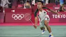 Anthony Sinisuka Ginting mengawali gim pertama tanpa mengalami banyak perlawanan. Dirinya berhasil memimpin hingga interval gim pertama dengan skor 11-4 ata Sirant. Keunggulan tersebut mampu dipertahankan oleh Ginting untuk menutup gim pertama dengan skor 21-12. (Foto: AP/Dita Alangkara)