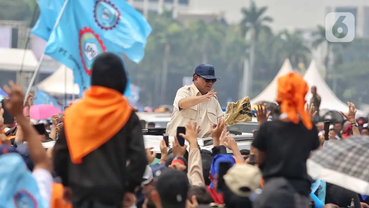 Hadir pada Perayaan Hari Buruh Internasional 2025 di Monas, Presiden Prabowo Lepas Kemeja