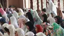 Umat Muslim melaksanakan salat Kusuf (salat gerhana matahari) di Masjid Raya Bani Umar, Tangsel, Banten, Kamis (26/12/2019). Salat sunnah gerhana ini dilakukan selepas zuhur berbarengan dengan terjadinya fenomena alam gerhana matahari cincin. (merdeka.com/Arie Basuki)