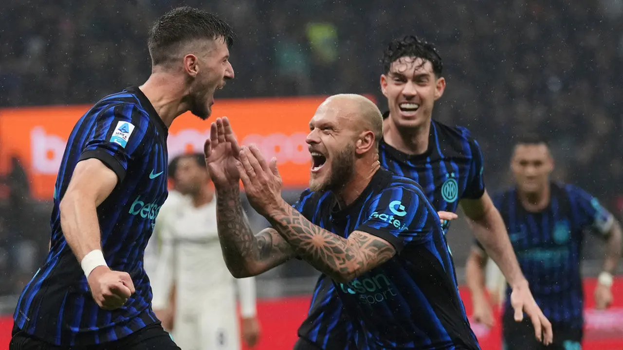 Gelandang Inter Milan, Petar Sucic, merayakan bersama rekan setimnya Alessandro Bastoni (kanan) dan Federico Dimarco