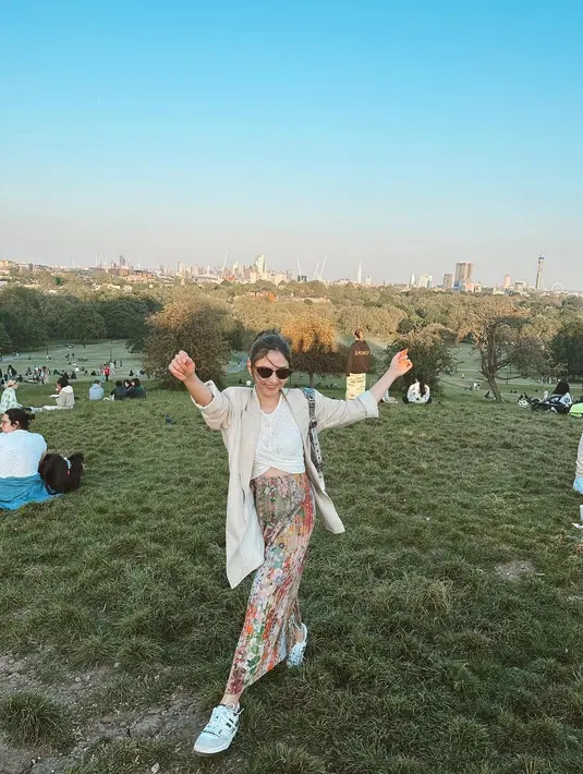 Jessica Mila dipuji makin cantik setelah menikah. Di foto pertama yang dibagikannya di akun Instagram pribadinya, Jessica Mila tampak berpose di tengah lapangan rumput mengenakan atasan putih ditumpuk blazer beige, dan memadukannya dengan rok panjang bermotif abstrak. Foto: Instagram.