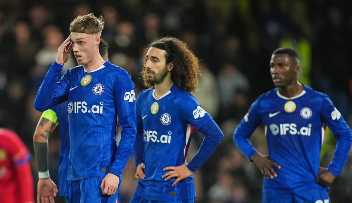 Harapan Chelsea untuk menghadirkan kebangkitan dramatis di Liga Champions akhirnya sirna. PSG tampil superior dan memastikan tiket ke perempat final setelah menang 3-0 pada leg kedua babak 16 besar di Stamford Bridge. (AP Photo/Kin Cheung)
