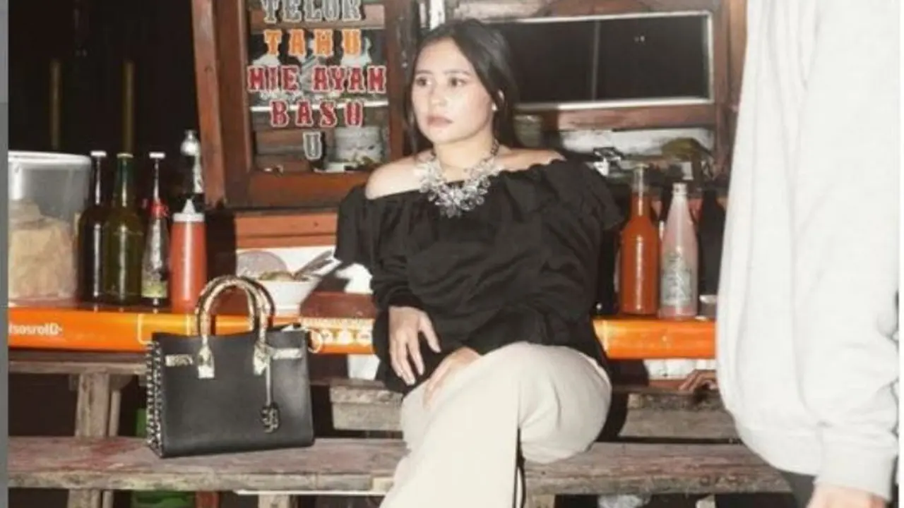 Penampilan Prilly Latucosina Saat Makan di Warung Pinggir Jalan