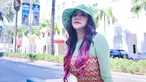 Gaya Vicky Shu saat berlibur ke Los Angeles, Amerika Serikat. Ia berdandan khas cewe kue. Bahkan, ia menyebut warna bajunya mirip jajanan pasar yang berlapis-lapis. Memakai riasan bold dan mengecat rambutnya dengan warna pink dan biru, wanita kelahiran Cilacap ini tampil nyentrik dengan topi hijau. (Liputan6.com/IG/@vickyshu)
