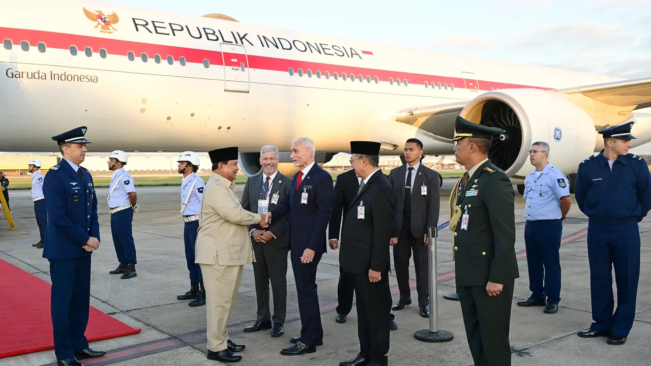 Presiden Prabowo disambut dengan upacara kehormatan militer saat tiba di landasan Air Base Galeão, Brasil, Sabtu (5/7/2025) pagi (Biro Pers, Media, dan Informasi Sekretariat Presiden)