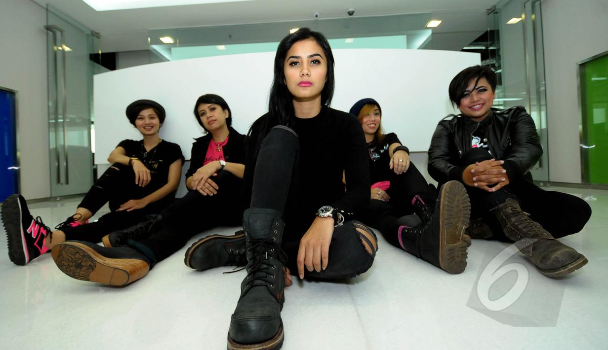 Band SHE yang kini beranggotakan Destyn (vokal), Yayo (keyboard), Qoqo (gitar), Arnie (bas), dan Adisty (drum) itu berpose saat mengunjungi kantor Liputan6.com di SCTV Tower, Jakarta, Rabu (20/5/2015). (Liputan6.com/Faisal R Syam)