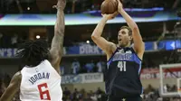 Forward Dallas Mavericks Dirk Nowitzki (kanan) coba dihentikan center LA Clippers DeAndre Jordan (6) pada laga NBA 2017-2018 di American Airlines Center, Sabtu (2/12/2017) atau Minggu (3/12/2017) WIB. (AP Photo/LM Otero)