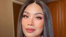 7. Tampilan Titi DJ dengan gaya makeup romantic look ini bikin wajahnya terlihat lebih fresh dan cantik ya, Sahabat Fimela?  (Instagram/ti2dj).
