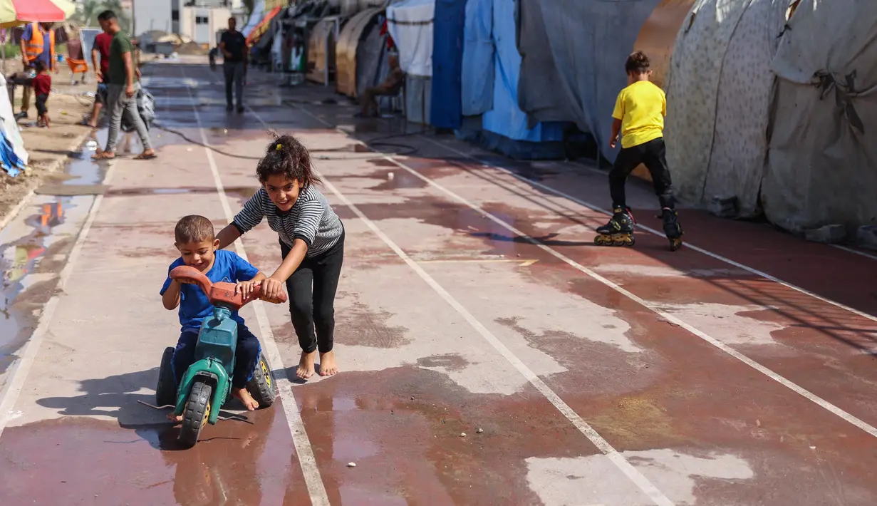 Para pengungsi Palestina ini menghindari serangan Israel di lingkungan Shijaiyah, Kota Gaza. (Omar AL-QATTAA/AFP)