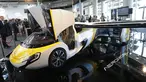 Mobil terbang AeroMobil saat dipamerkan di Monaco, Kamis (20/4). Mobil yang prototipenya diluncurkan pada 2014 lalu tersebut sudah bisa dipesan pada akhir tahun mendatang. (AP Photo / Claude Paris)