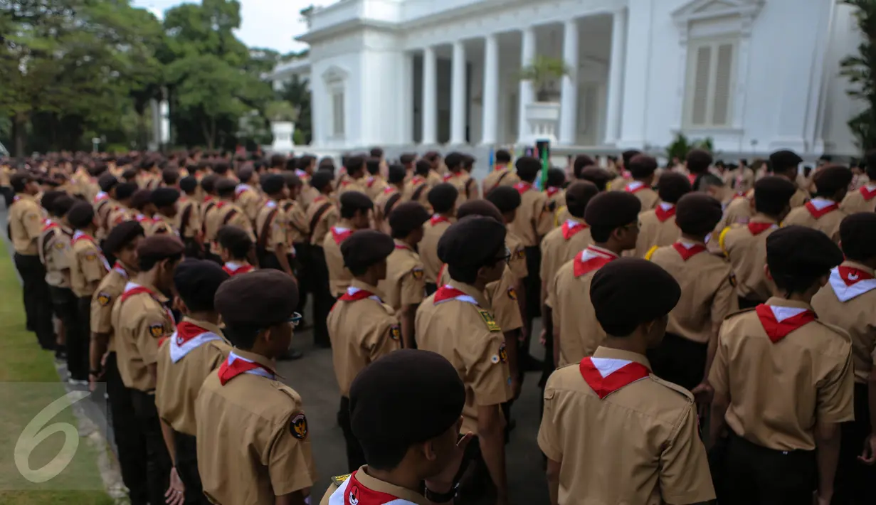 Sejumlah delegasi gerakan Pramuka Indonesia saat mengikuti acara pelepasan di Istana Merdeka, Jakarta, Jumat (24/7). 462 kontingen Pramuka Indonesia akan berkiprah di Jambore Dunia ke-23 di Kirarahama, Yamaguchi, Jepang. (Liputan6.com/Faizal Fanani)