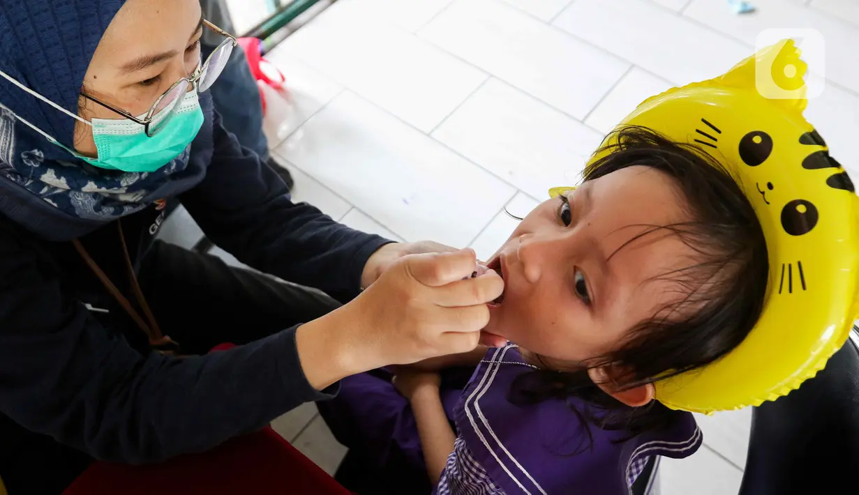 Imunisasi tersebut bertujuan untuk melindungi anak dari penyakit polio sekaligus dalam rangka merayakan Hari Anak Nasional. (Liputan6.com/Herman Zakharia)