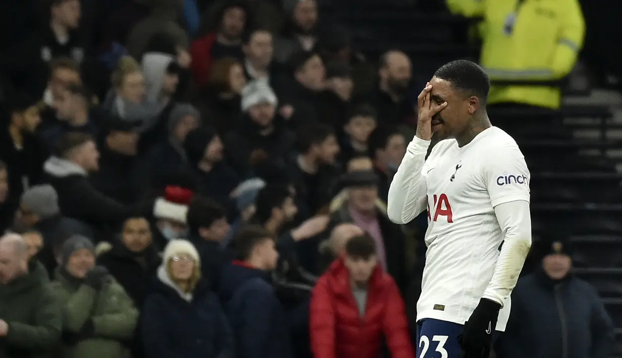 Penyerang Tottenham, Steven Bergwijn berselebrasi usai mencetak gol ke gawang West Ham United pada pertandingan perempat final Piala Liga Inggris di Stadion Tottenham Hotspur di London, Kamis (23/12/2021). Tottenham menang tipis atas West Ham 2-1. (AP Photo/Rui Vieira)