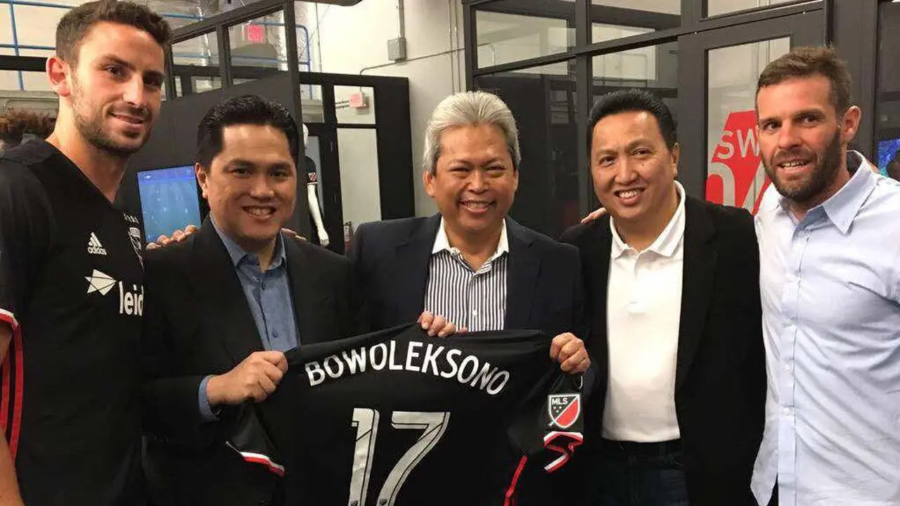 Pemilik DC United Erick Thohir (kedua dari kiri / Istimewa)
