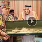 Foto yang mengklaim Ida Dayak mendapatkan hadiah dari Raja Salman. Dok: YouTube Deretan Selebritis