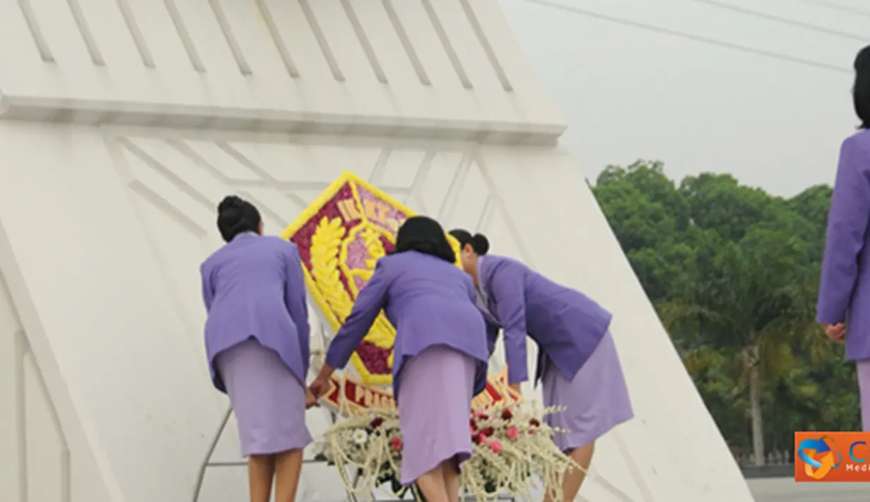 Citizen6, Jakarta: Dalam rangka HUT Ke - 46 IKKT, Ketua Umum IKKT Pragati Wira Anggini, Ibu Tetty Agus Suhartono berziarah ke Taman Makam Pahlawan Kalibata, Selasa (3/7). (Pengirim: Badarudin Bakri).
