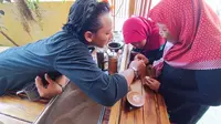 Proses pelatihan membatik diatas kopi oeh Pelaku UMKM di Probolinggo (Istimewa)