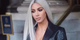 Bukan Kim Kardashian kalau tak bereksperimen dengan penampilannya. Baru-baru ini ia kembali melakukannya dengan mengubah tampilan gaya rambutnya yang semula berwarna hitam menjadi putih. (Instagram/kimkardashian)