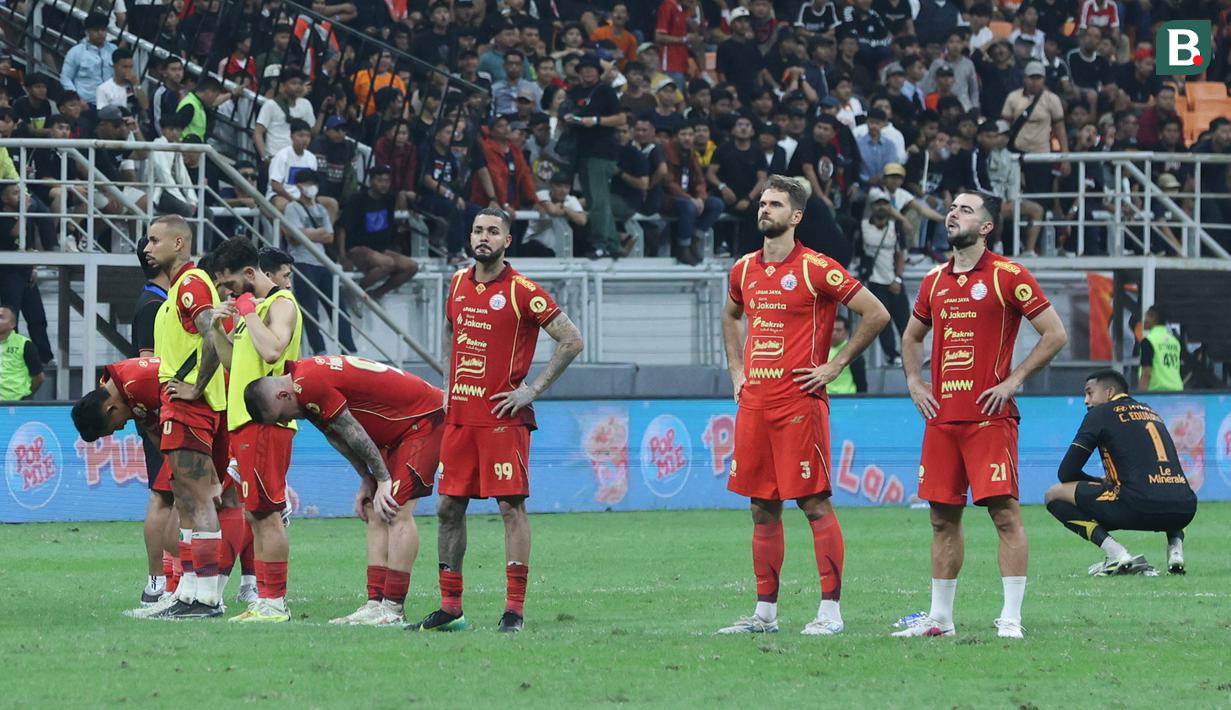 Pemain Persija Jakarta tampak kecewa setelah hanya mampu bermain imbang kontra Dewa United pada pertandingan tunda pekan ke-25 BRI Super League 2025/2026 di Jakarta International Stadium (JIS), Minggu (15/03/2026) malam WIB. (Bola.com/M Iqbal Ichsan)