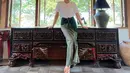 Cara unik Marsha Timothy mengenakan kain batik. Marsha tampil cantik kasual dengan atasan kaus putih polos dipadu kain batik bernuansa hijau sebagai rok. [Foto: Instagram/marshatimothy]