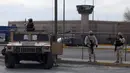 Anggota Angkatan Darat Meksiko mengamankan area di luar Penjara Ciudad Juarez Nomor 3 setelah terjadi serangan di Ciudad Juarez, Chihuahua, Meksiko, 1 Januari 2023. Tidak diketahui secara jelas siapa atau kelompok yang mana yang mendalangi serangan bersenjata itu. (HERIKA MARTINEZ/AFP)