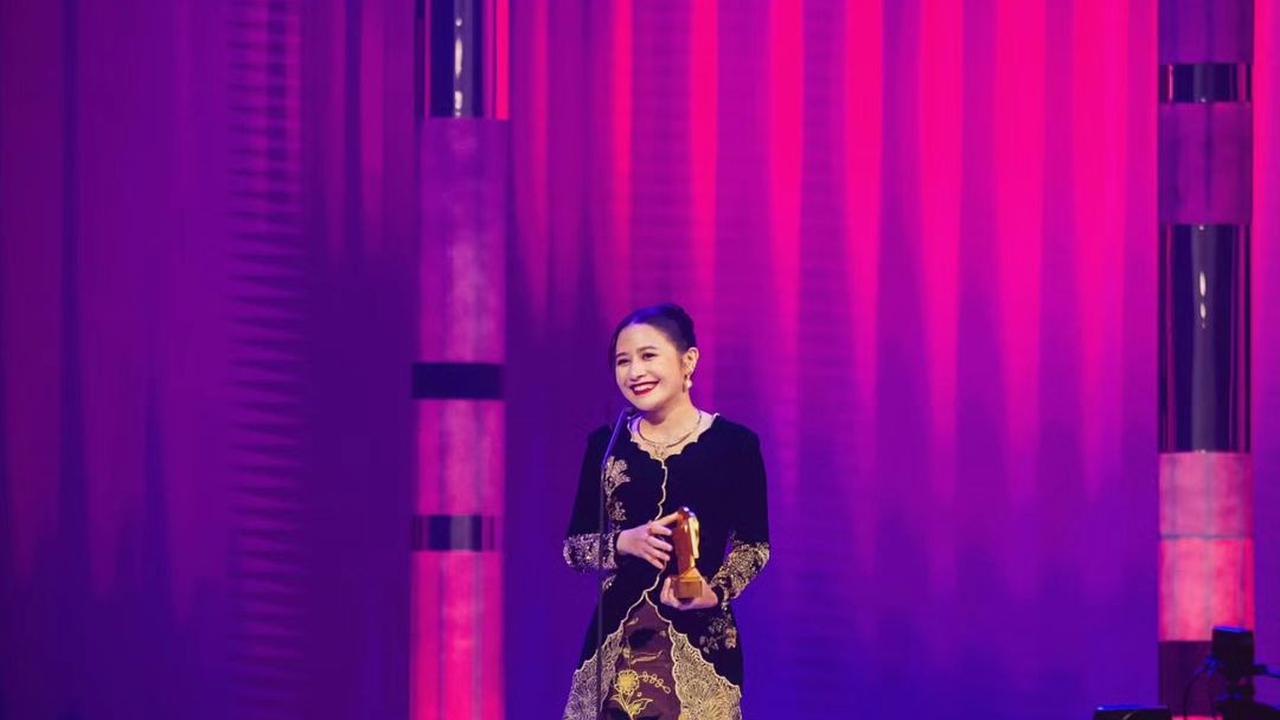 Nggak Tahu Bakal Menang, Ini Potret Prilly Latuconsina Terima Piala Penghargaan Festival Film Indonesia (FFI) 2024