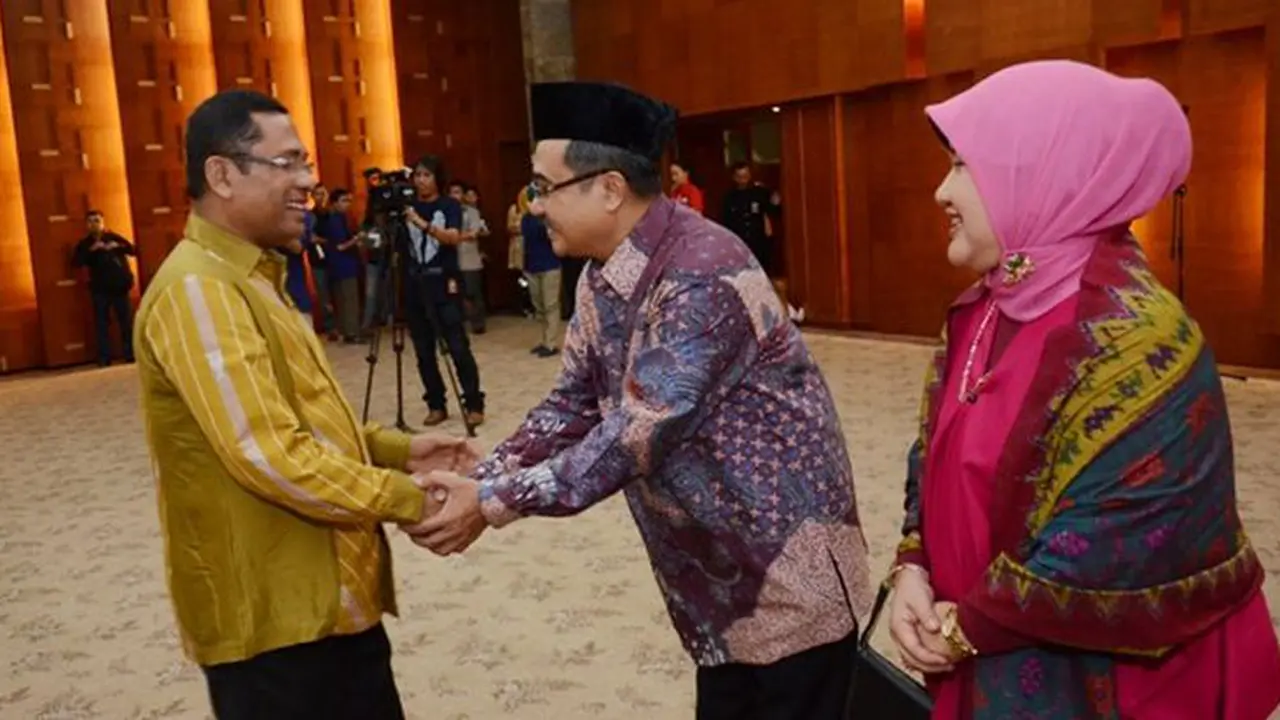 Menteri Perindustrian Saleh Husin melantik Syarif Hidayat sebagai Sekretaris Jenderal Kementerian Perindustrian.