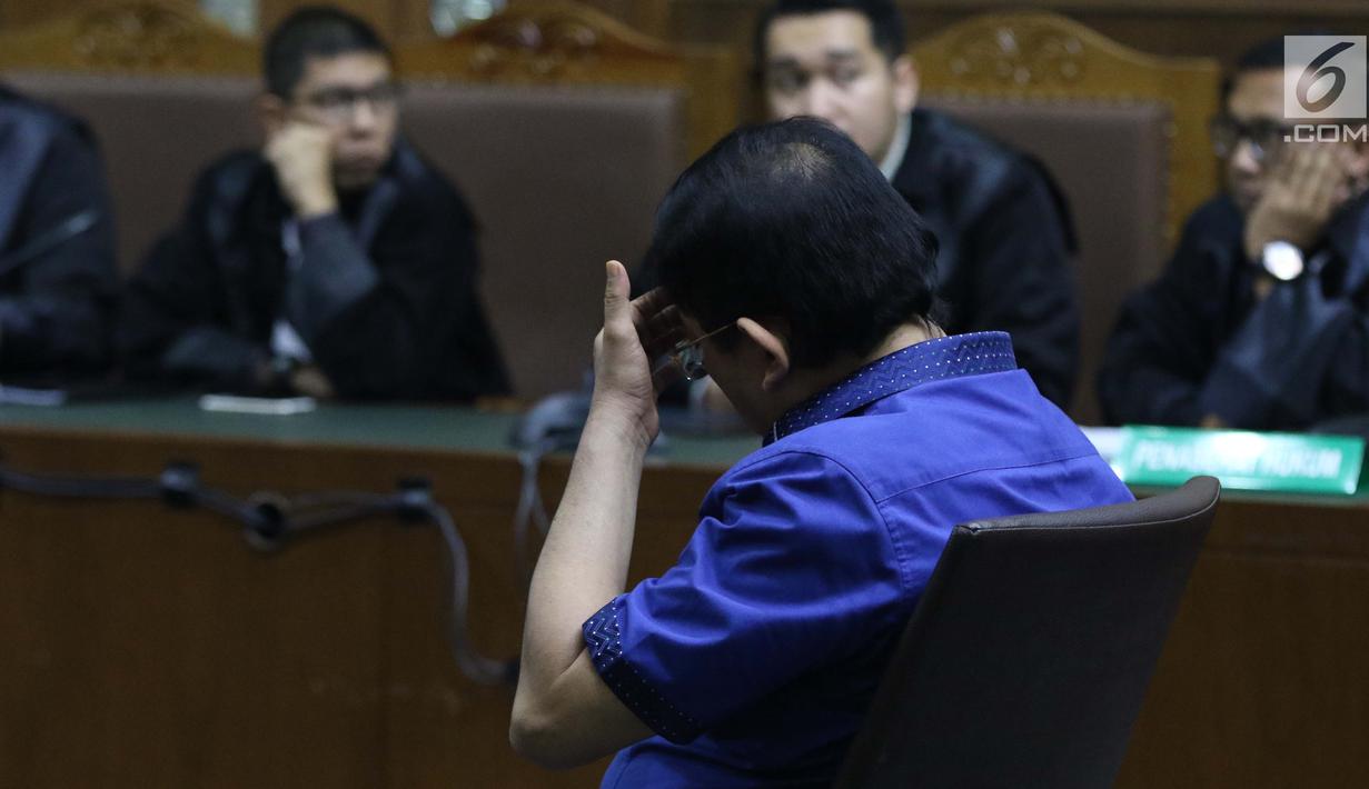 Terdakwa perintangan proses penyidikan KPK, Lucas saat menjalani sidang putusan di Pengadilan Tipikor, Jakarta, Rabu (20/3). Majelis Hakim menyebut Lucas terbukti bersalah merintangi penyidikan KPK atas kasus Eddy Sindoro.(Liputan6.com/Helmi Fithriansyah)