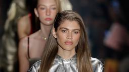 Model berjalan di atas catwalk membawakan busana pakaian renang karya Amir Slama dalam Sao Paulo Fashion Week di Brasil, (16/3). Perancang busana asal Brasil ini menampilkan kreasi pakaian renang yang berkilau dan seksi. (AP Photo / Andre Penner)