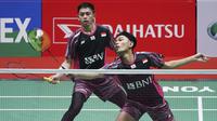 Pertarungan ini memastikan Indonesia mengamankan gelar dari ganda putra. Kedua pasangan sudah saling mengenal kekuatan dan kelemahan masing-masing. (AP Photo/Kien Huo)