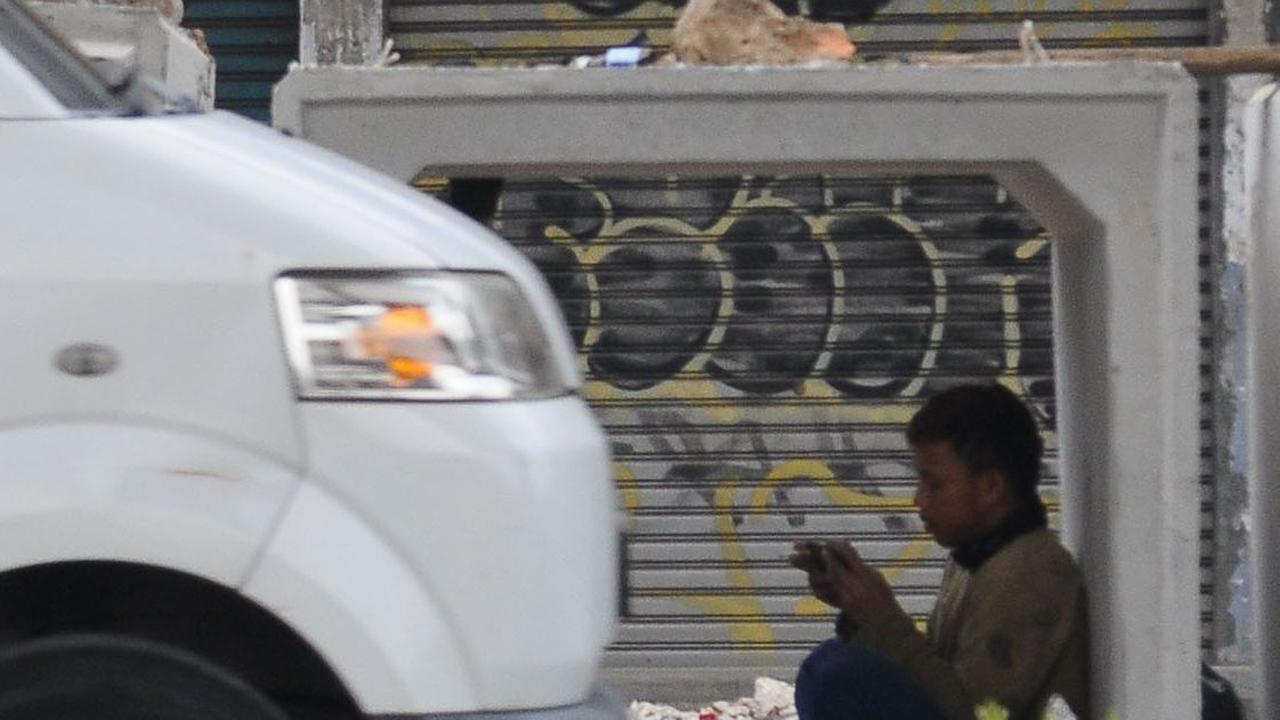 Deretan rangkaian beton selokan yang akan menjadi lapisan pada sistem drainase tersebut terlihat sudah disiapkan di sepanjang Jalan Balap Sepeda, Rawamangun.