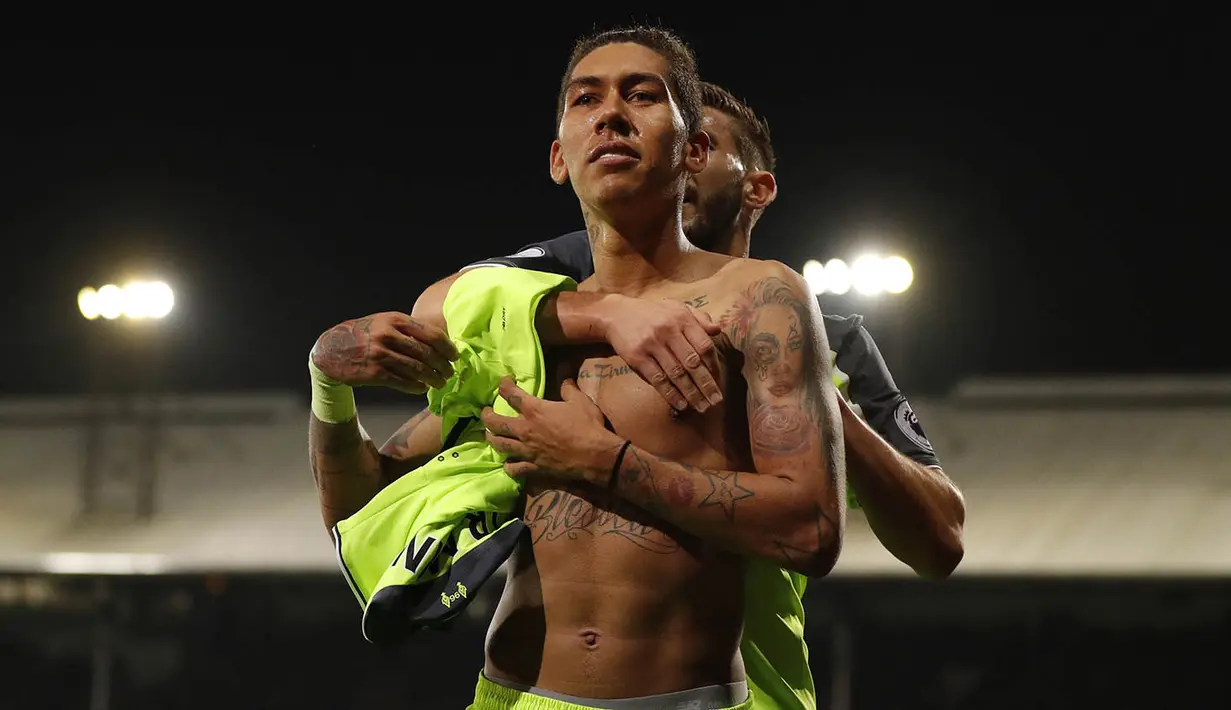 Gelandang Liverpool, Roberto Firmino, membuka baju merayakan gol yang dicetaknya ke gawang Crystal Palace pada laga Premier League di Stadion Selhurst Park, Inggris, Sabtu (29/10/2016). Liverpool menang 4-2 atas Palace. (Reuters/John Sibley)