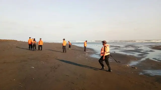 Pencarian korban tenggelam di Pantai Sodong, Cilacap terkendala ombak tinggi dan keruhnya air. (Foto: Liputan6.com/Basarnas/Muhamad Ridlo)