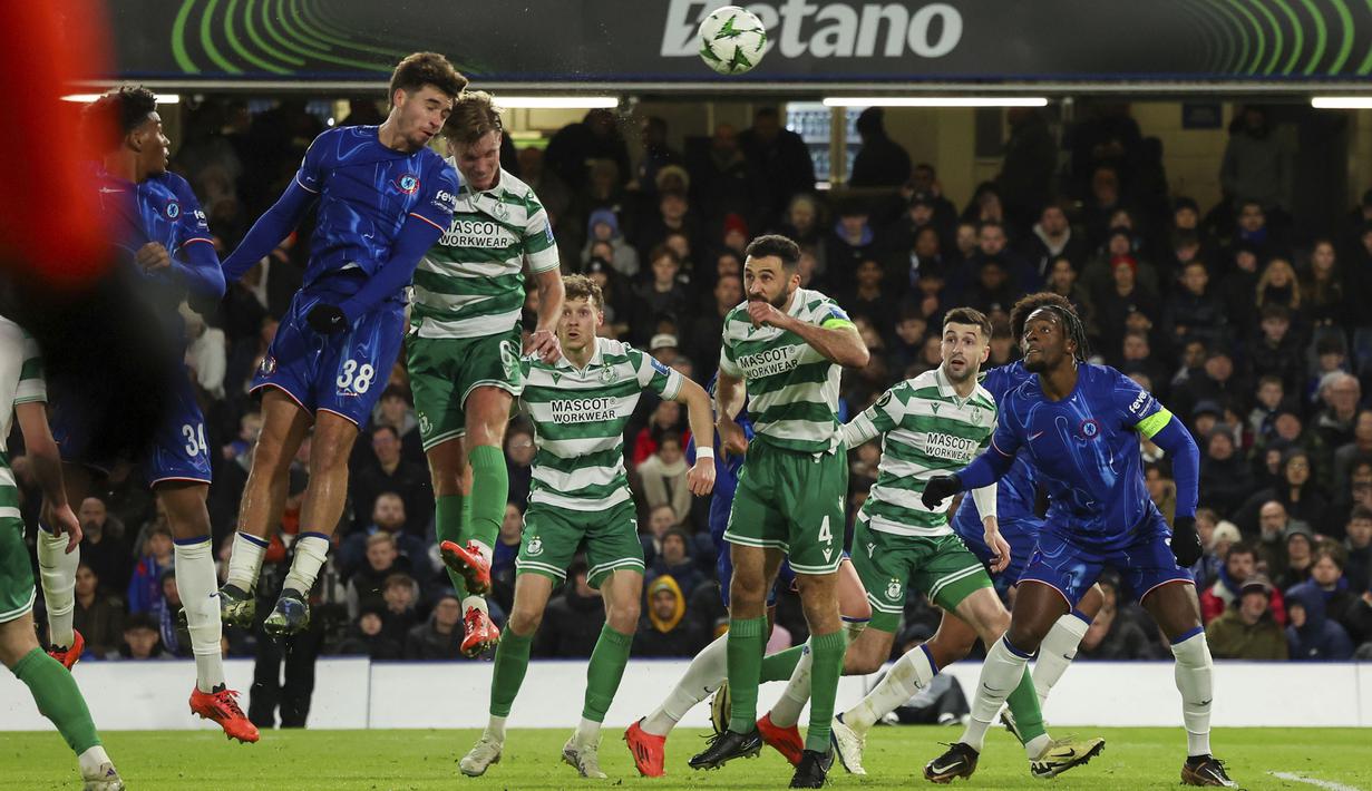 Pemain Chelsea, Marc Guiu mencetak gol melalui sundulan ke gawang Shamrock Rovers pada laga lanjutan UEFA Conference League di Stamford Bridge, London, Inggris, Jumat (20/12/2024) WIB. (AP Photo/Ian Walton)
