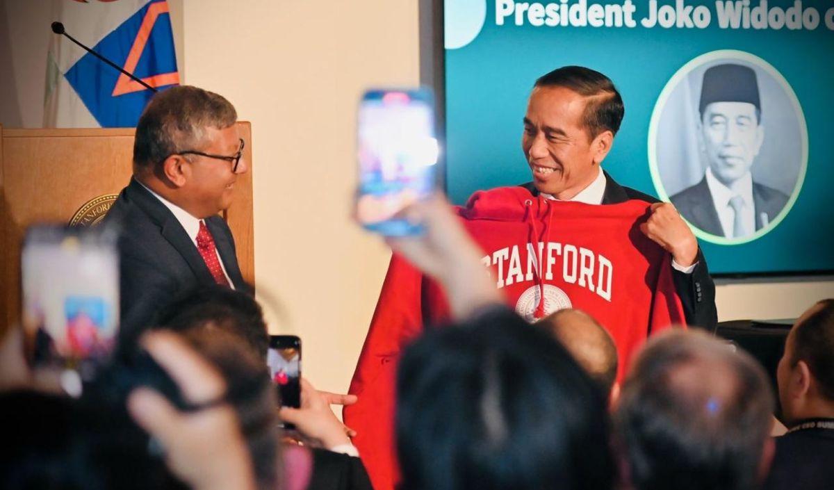 Selain itu, Jokowi mengatakan pemerintah telah membangun pusat persemaian atau nursery center serta botanical center berkapasitas 15 juta bibit pohon per tahun.&nbsp;<br>