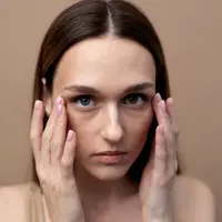 Beberapa bahan aktif yang direkomendasikan untuk mengurangi dark circle antara lain vitamin C, retinol, niacinamide, dan hyaluronic acid. (foto/dok: freepik)